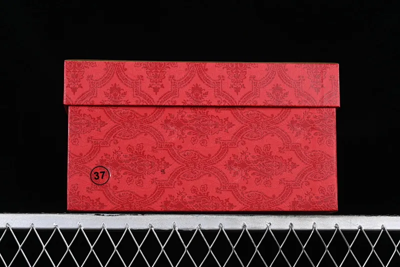 All Categories Nk SB Dunk Series Nk SB Dunk Low Low-top Sneakers Nk Dunk Low 囍爱你 Red Embroidery Dragon and Phoenix Present Happy Decoration SB Strap Low-top Casual Wedding Shoes FD9762-061